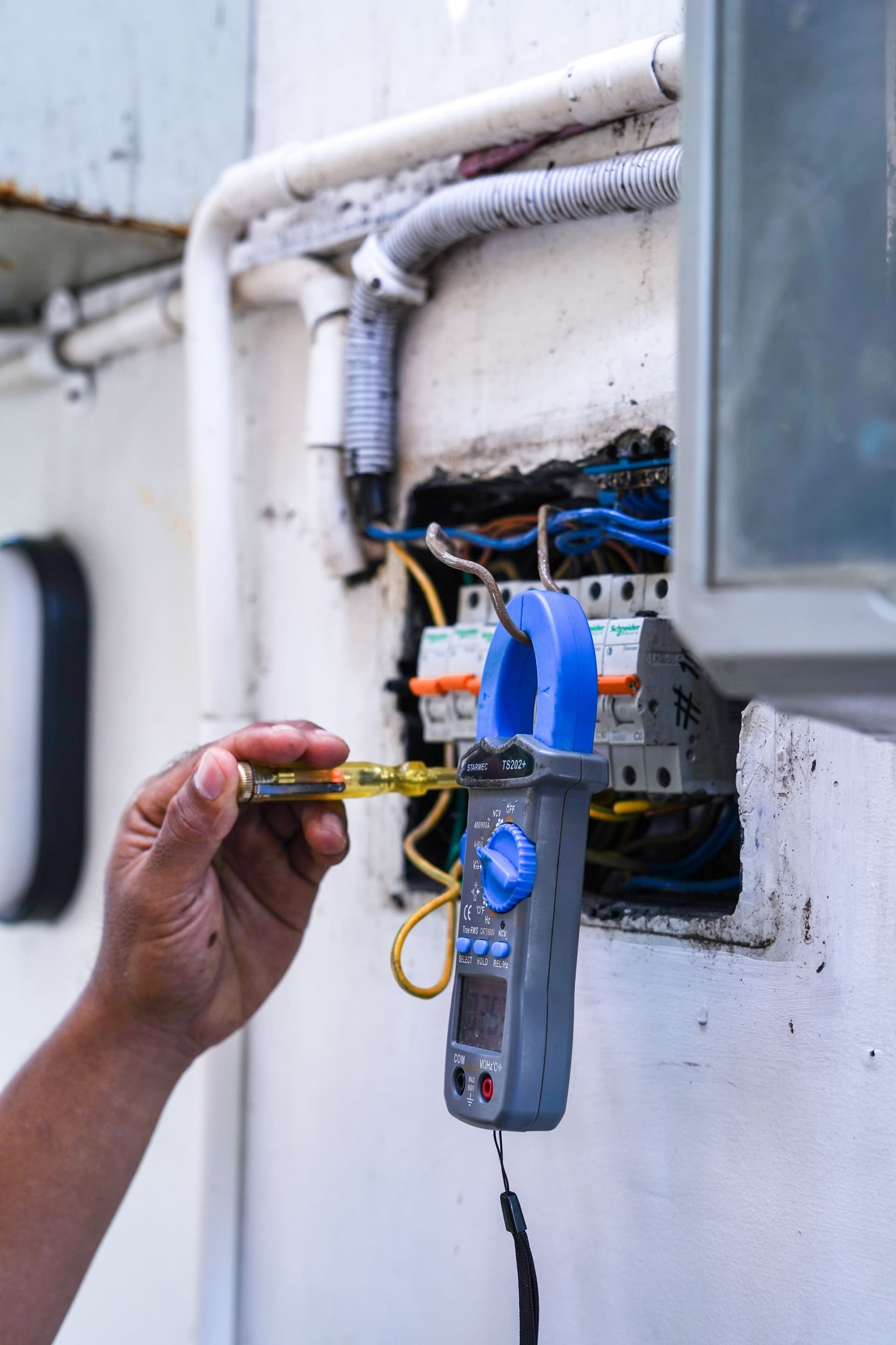 Pekerjaan Panel Listrik oleh Saka Technical Support